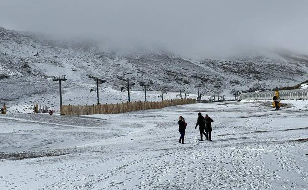 Imagen principal - Estación de esquí de Alto Campoo esta mañana.