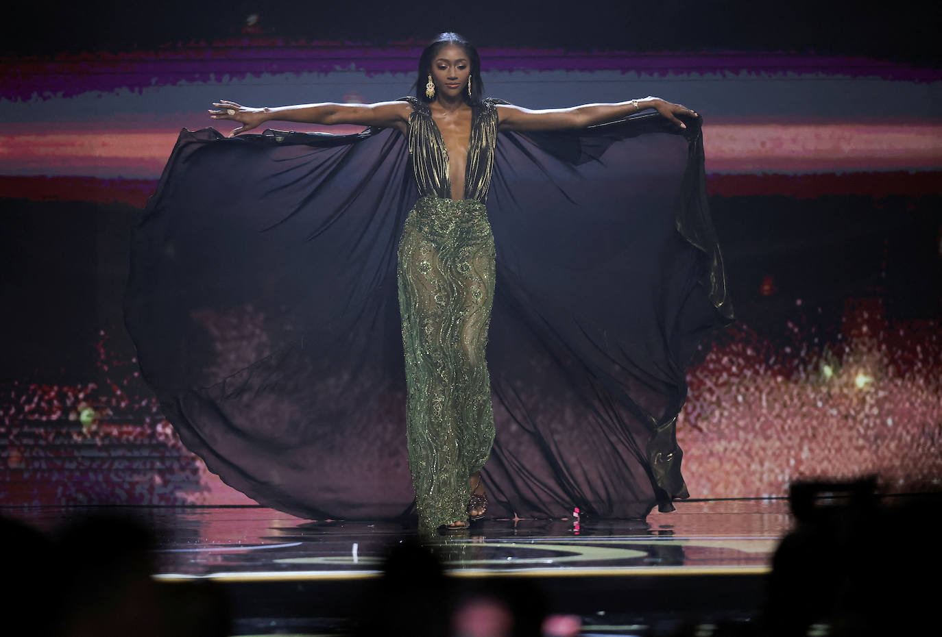 La estadounidense R'Bonney Gabriel se ha coronado durante la madrugada del sábado como la mujer más bella del mundo, flanqueada por la venezolana Amanda Dudamel y Andreína Martínez, de República Dominicana, que fueron la primera y segunda semifinalista, respectivamente, en el certamen de Miss Universo celebrado en Nueva Orleans. Texas R'Bonney Gabriel tiene 28 años y es diseñadora de moda sostenible. España estuvo representada por Alicia Faubel, que formó parte del grupo preliminar de dieciséis semifinalistas, entre las que también estuvieron las candidatas de Portugal, Laos, Japón, Colombia, Sudáfrica, Puerto Rico, Curazao, Haití, Australia, Canadá, Trinidad y Tobago, Curazao o India.