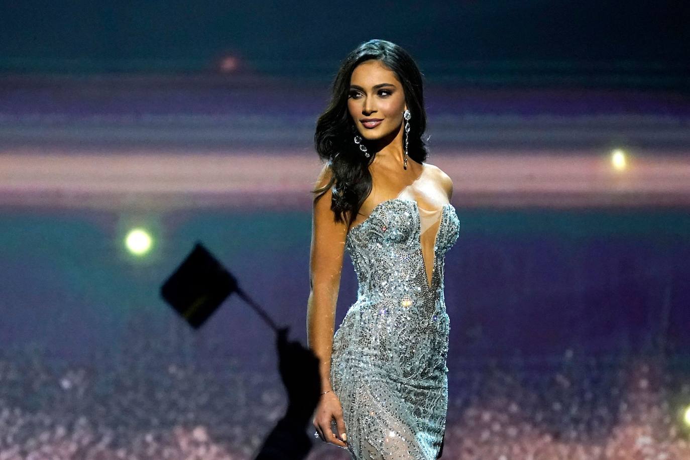 La estadounidense R'Bonney Gabriel se ha coronado durante la madrugada del sábado como la mujer más bella del mundo, flanqueada por la venezolana Amanda Dudamel y Andreína Martínez, de República Dominicana, que fueron la primera y segunda semifinalista, respectivamente, en el certamen de Miss Universo celebrado en Nueva Orleans. Texas R'Bonney Gabriel tiene 28 años y es diseñadora de moda sostenible. España estuvo representada por Alicia Faubel, que formó parte del grupo preliminar de dieciséis semifinalistas, entre las que también estuvieron las candidatas de Portugal, Laos, Japón, Colombia, Sudáfrica, Puerto Rico, Curazao, Haití, Australia, Canadá, Trinidad y Tobago, Curazao o India.