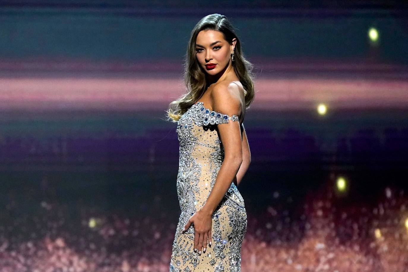 La estadounidense R'Bonney Gabriel se ha coronado durante la madrugada del sábado como la mujer más bella del mundo, flanqueada por la venezolana Amanda Dudamel y Andreína Martínez, de República Dominicana, que fueron la primera y segunda semifinalista, respectivamente, en el certamen de Miss Universo celebrado en Nueva Orleans. Texas R'Bonney Gabriel tiene 28 años y es diseñadora de moda sostenible. España estuvo representada por Alicia Faubel, que formó parte del grupo preliminar de dieciséis semifinalistas, entre las que también estuvieron las candidatas de Portugal, Laos, Japón, Colombia, Sudáfrica, Puerto Rico, Curazao, Haití, Australia, Canadá, Trinidad y Tobago, Curazao o India.