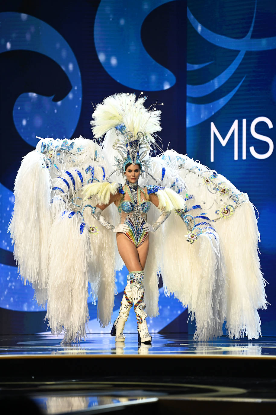 La estadounidense R'Bonney Gabriel se ha coronado durante la madrugada del sábado como la mujer más bella del mundo, flanqueada por la venezolana Amanda Dudamel y Andreína Martínez, de República Dominicana, que fueron la primera y segunda semifinalista, respectivamente, en el certamen de Miss Universo celebrado en Nueva Orleans. Texas R'Bonney Gabriel tiene 28 años y es diseñadora de moda sostenible. España estuvo representada por Alicia Faubel, que formó parte del grupo preliminar de dieciséis semifinalistas, entre las que también estuvieron las candidatas de Portugal, Laos, Japón, Colombia, Sudáfrica, Puerto Rico, Curazao, Haití, Australia, Canadá, Trinidad y Tobago, Curazao o India.