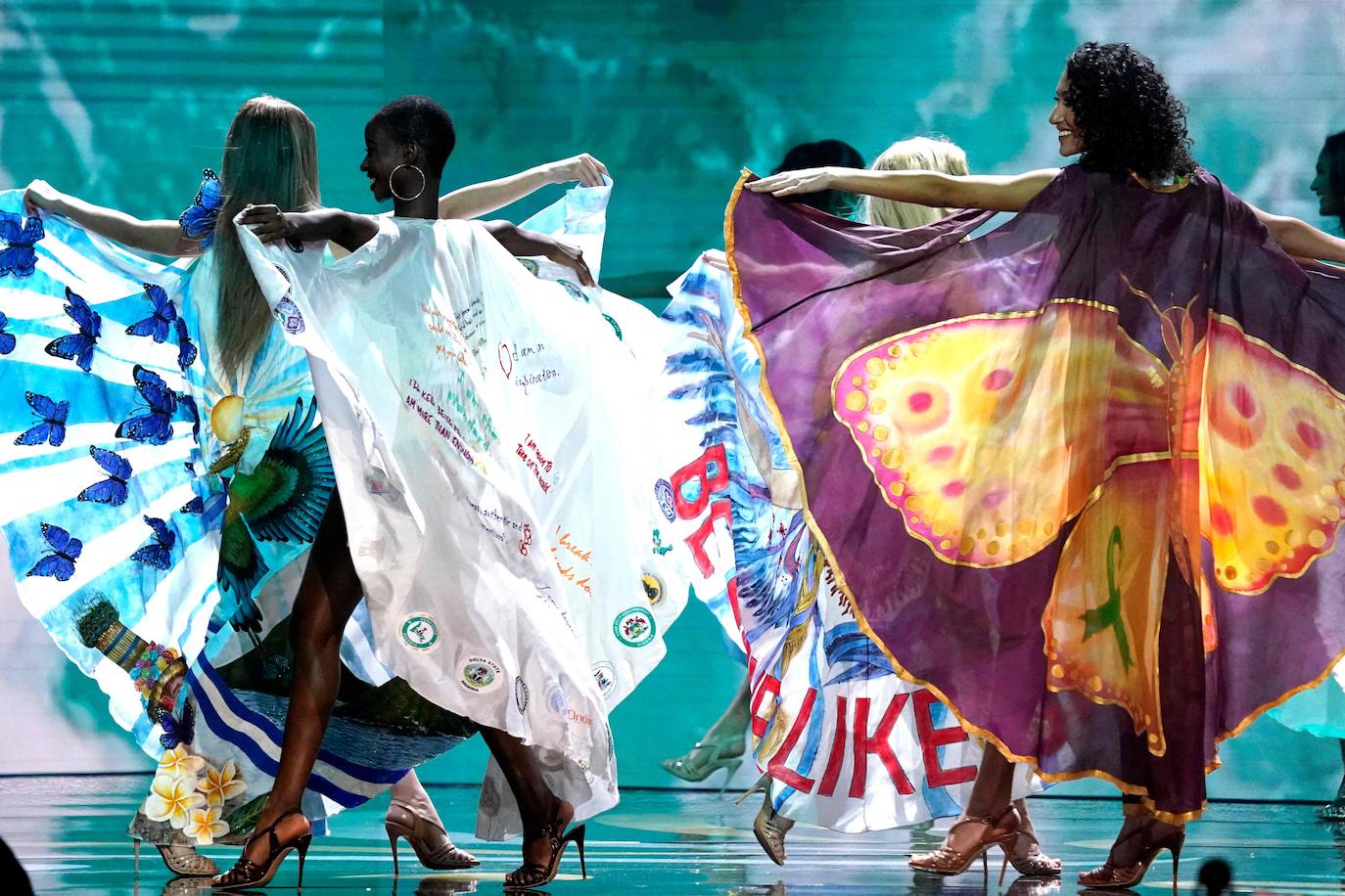 La estadounidense R'Bonney Gabriel se ha coronado durante la madrugada del sábado como la mujer más bella del mundo, flanqueada por la venezolana Amanda Dudamel y Andreína Martínez, de República Dominicana, que fueron la primera y segunda semifinalista, respectivamente, en el certamen de Miss Universo celebrado en Nueva Orleans. Texas R'Bonney Gabriel tiene 28 años y es diseñadora de moda sostenible. España estuvo representada por Alicia Faubel, que formó parte del grupo preliminar de dieciséis semifinalistas, entre las que también estuvieron las candidatas de Portugal, Laos, Japón, Colombia, Sudáfrica, Puerto Rico, Curazao, Haití, Australia, Canadá, Trinidad y Tobago, Curazao o India.