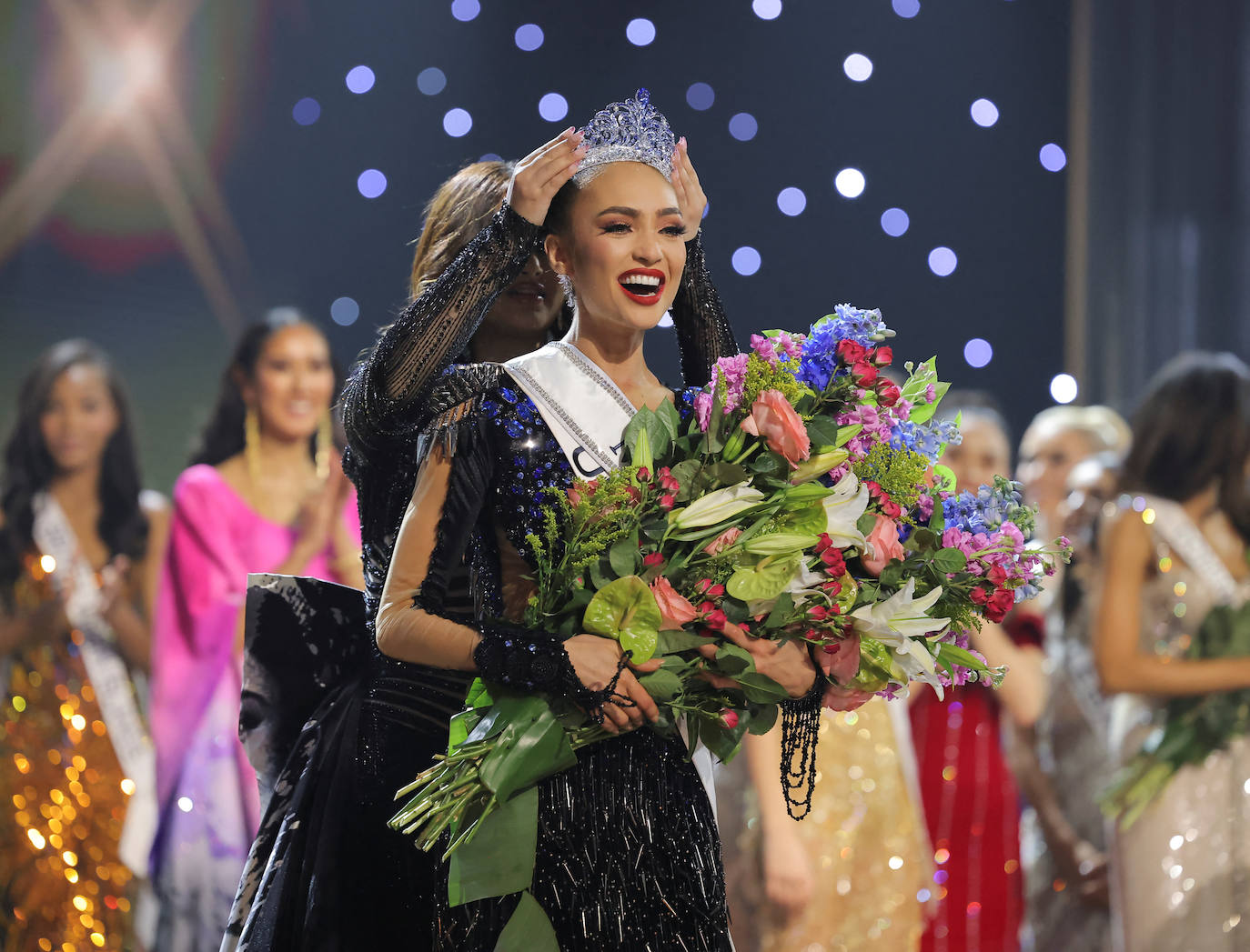 La estadounidense R'Bonney Gabriel se ha coronado durante la madrugada del sábado como la mujer más bella del mundo, flanqueada por la venezolana Amanda Dudamel y Andreína Martínez, de República Dominicana, que fueron la primera y segunda semifinalista, respectivamente, en el certamen de Miss Universo celebrado en Nueva Orleans. Texas R'Bonney Gabriel tiene 28 años y es diseñadora de moda sostenible. España estuvo representada por Alicia Faubel, que formó parte del grupo preliminar de dieciséis semifinalistas, entre las que también estuvieron las candidatas de Portugal, Laos, Japón, Colombia, Sudáfrica, Puerto Rico, Curazao, Haití, Australia, Canadá, Trinidad y Tobago, Curazao o India.