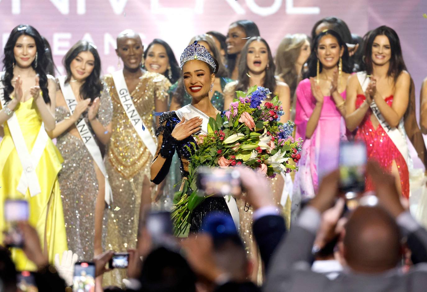 La estadounidense R'Bonney Gabriel se ha coronado durante la madrugada del sábado como la mujer más bella del mundo, flanqueada por la venezolana Amanda Dudamel y Andreína Martínez, de República Dominicana, que fueron la primera y segunda semifinalista, respectivamente, en el certamen de Miss Universo celebrado en Nueva Orleans. Texas R'Bonney Gabriel tiene 28 años y es diseñadora de moda sostenible. España estuvo representada por Alicia Faubel, que formó parte del grupo preliminar de dieciséis semifinalistas, entre las que también estuvieron las candidatas de Portugal, Laos, Japón, Colombia, Sudáfrica, Puerto Rico, Curazao, Haití, Australia, Canadá, Trinidad y Tobago, Curazao o India.