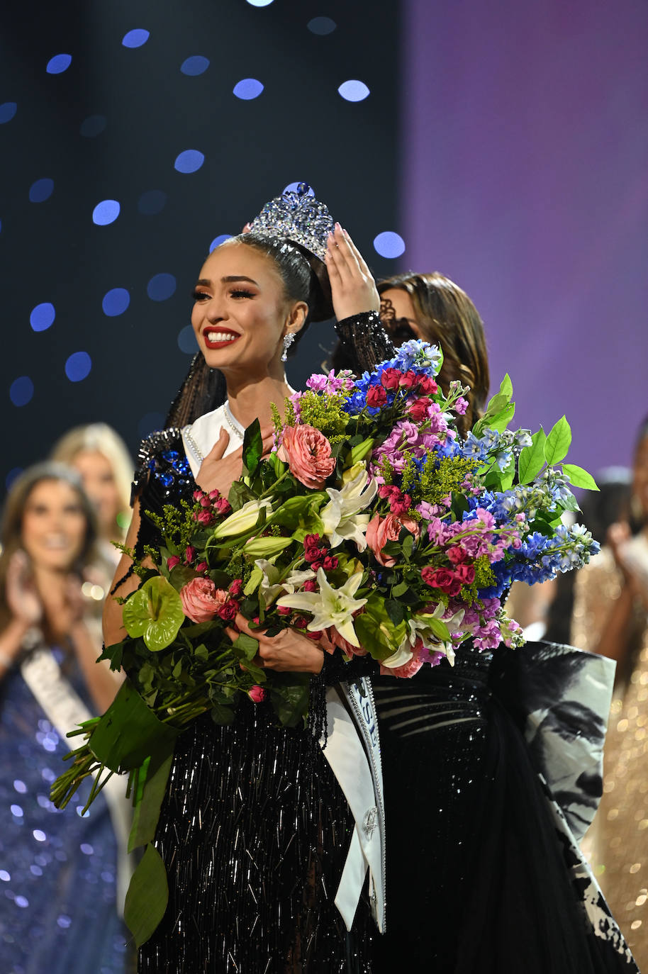 La estadounidense R'Bonney Gabriel se ha coronado durante la madrugada del sábado como la mujer más bella del mundo, flanqueada por la venezolana Amanda Dudamel y Andreína Martínez, de República Dominicana, que fueron la primera y segunda semifinalista, respectivamente, en el certamen de Miss Universo celebrado en Nueva Orleans. Texas R'Bonney Gabriel tiene 28 años y es diseñadora de moda sostenible. España estuvo representada por Alicia Faubel, que formó parte del grupo preliminar de dieciséis semifinalistas, entre las que también estuvieron las candidatas de Portugal, Laos, Japón, Colombia, Sudáfrica, Puerto Rico, Curazao, Haití, Australia, Canadá, Trinidad y Tobago, Curazao o India.