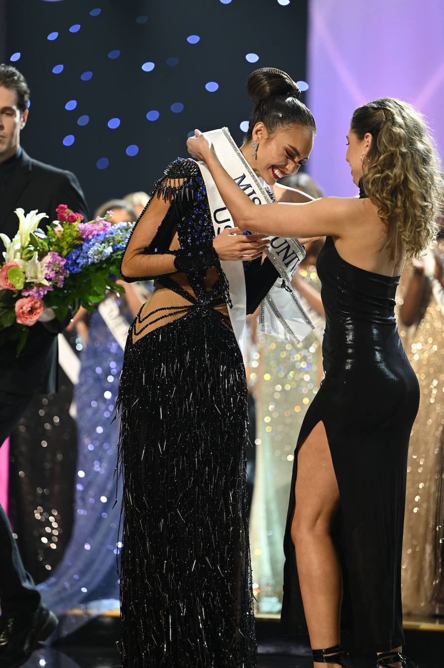 La estadounidense R'Bonney Gabriel se ha coronado durante la madrugada del sábado como la mujer más bella del mundo, flanqueada por la venezolana Amanda Dudamel y Andreína Martínez, de República Dominicana, que fueron la primera y segunda semifinalista, respectivamente, en el certamen de Miss Universo celebrado en Nueva Orleans. Texas R'Bonney Gabriel tiene 28 años y es diseñadora de moda sostenible. España estuvo representada por Alicia Faubel, que formó parte del grupo preliminar de dieciséis semifinalistas, entre las que también estuvieron las candidatas de Portugal, Laos, Japón, Colombia, Sudáfrica, Puerto Rico, Curazao, Haití, Australia, Canadá, Trinidad y Tobago, Curazao o India.