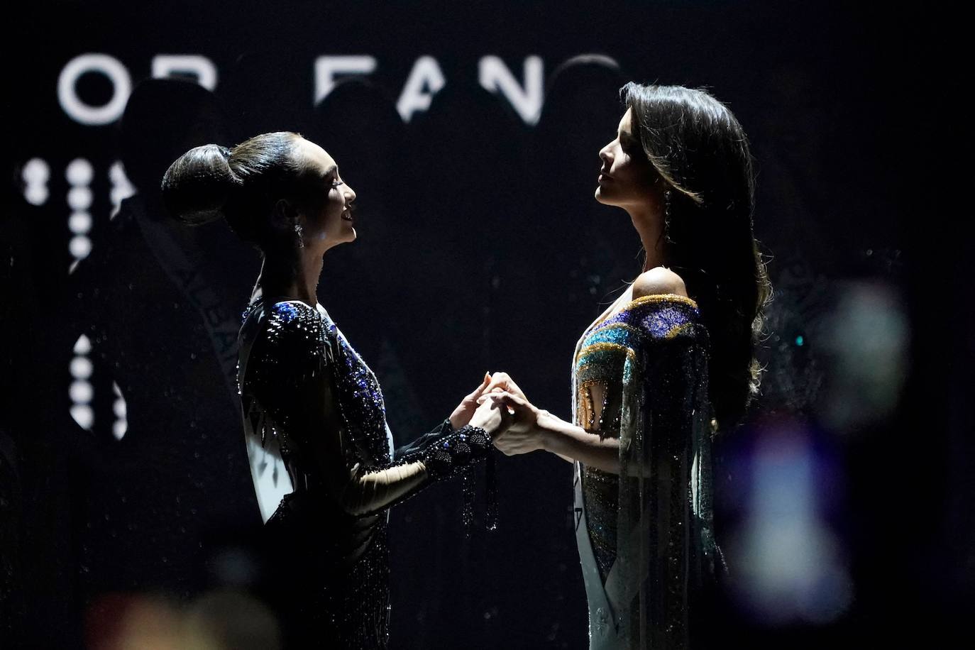 La estadounidense R'Bonney Gabriel se ha coronado durante la madrugada del sábado como la mujer más bella del mundo, flanqueada por la venezolana Amanda Dudamel y Andreína Martínez, de República Dominicana, que fueron la primera y segunda semifinalista, respectivamente, en el certamen de Miss Universo celebrado en Nueva Orleans. Texas R'Bonney Gabriel tiene 28 años y es diseñadora de moda sostenible. España estuvo representada por Alicia Faubel, que formó parte del grupo preliminar de dieciséis semifinalistas, entre las que también estuvieron las candidatas de Portugal, Laos, Japón, Colombia, Sudáfrica, Puerto Rico, Curazao, Haití, Australia, Canadá, Trinidad y Tobago, Curazao o India.