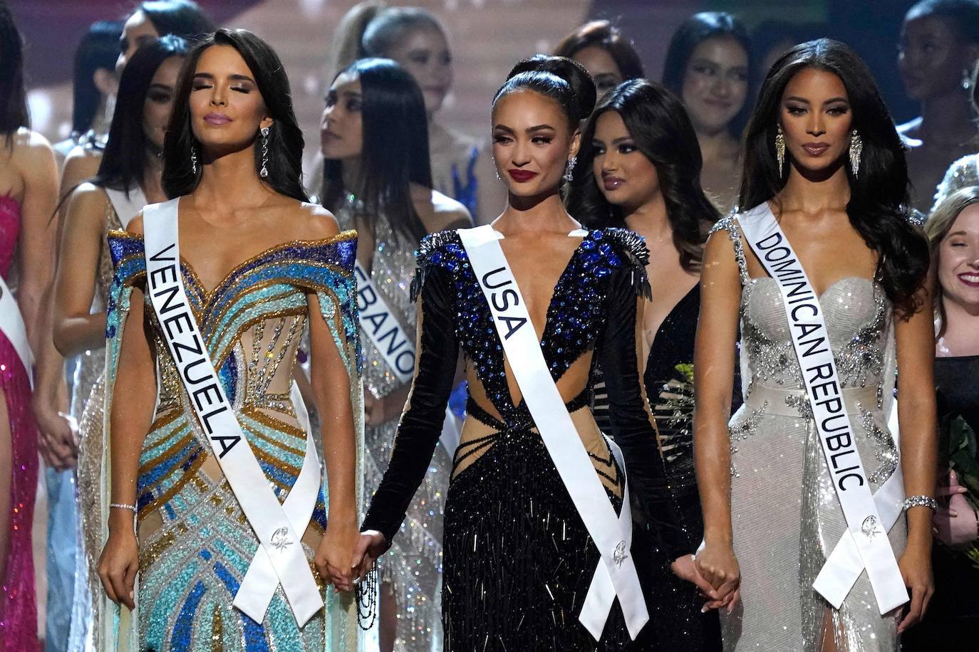 La estadounidense R'Bonney Gabriel se ha coronado durante la madrugada del sábado como la mujer más bella del mundo, flanqueada por la venezolana Amanda Dudamel y Andreína Martínez, de República Dominicana, que fueron la primera y segunda semifinalista, respectivamente, en el certamen de Miss Universo celebrado en Nueva Orleans. Texas R'Bonney Gabriel tiene 28 años y es diseñadora de moda sostenible. España estuvo representada por Alicia Faubel, que formó parte del grupo preliminar de dieciséis semifinalistas, entre las que también estuvieron las candidatas de Portugal, Laos, Japón, Colombia, Sudáfrica, Puerto Rico, Curazao, Haití, Australia, Canadá, Trinidad y Tobago, Curazao o India.