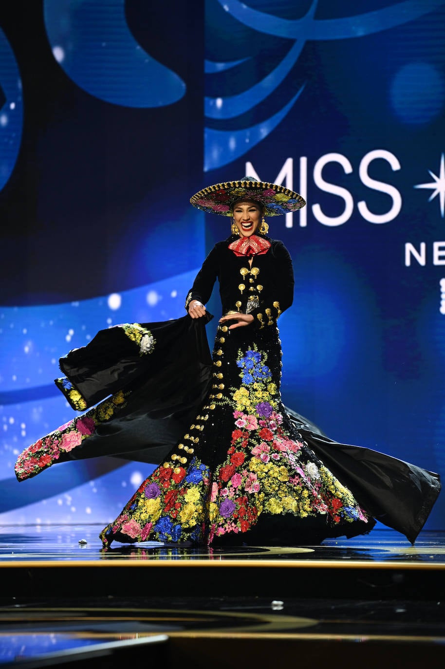 La estadounidense R'Bonney Gabriel se ha coronado durante la madrugada del sábado como la mujer más bella del mundo, flanqueada por la venezolana Amanda Dudamel y Andreína Martínez, de República Dominicana, que fueron la primera y segunda semifinalista, respectivamente, en el certamen de Miss Universo celebrado en Nueva Orleans. Texas R'Bonney Gabriel tiene 28 años y es diseñadora de moda sostenible. España estuvo representada por Alicia Faubel, que formó parte del grupo preliminar de dieciséis semifinalistas, entre las que también estuvieron las candidatas de Portugal, Laos, Japón, Colombia, Sudáfrica, Puerto Rico, Curazao, Haití, Australia, Canadá, Trinidad y Tobago, Curazao o India.