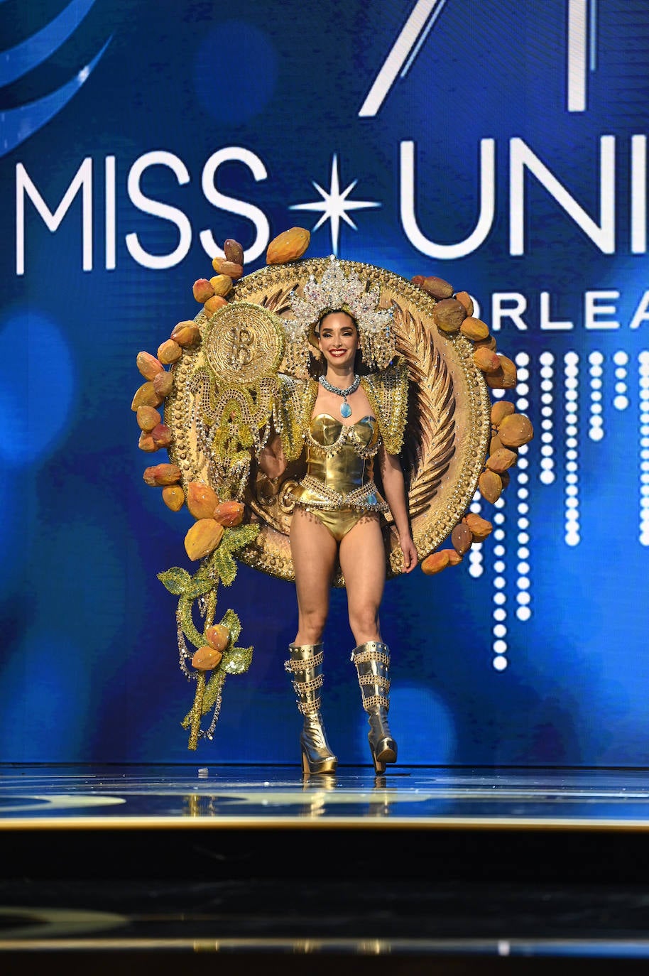 La estadounidense R'Bonney Gabriel se ha coronado durante la madrugada del sábado como la mujer más bella del mundo, flanqueada por la venezolana Amanda Dudamel y Andreína Martínez, de República Dominicana, que fueron la primera y segunda semifinalista, respectivamente, en el certamen de Miss Universo celebrado en Nueva Orleans. Texas R'Bonney Gabriel tiene 28 años y es diseñadora de moda sostenible. España estuvo representada por Alicia Faubel, que formó parte del grupo preliminar de dieciséis semifinalistas, entre las que también estuvieron las candidatas de Portugal, Laos, Japón, Colombia, Sudáfrica, Puerto Rico, Curazao, Haití, Australia, Canadá, Trinidad y Tobago, Curazao o India.