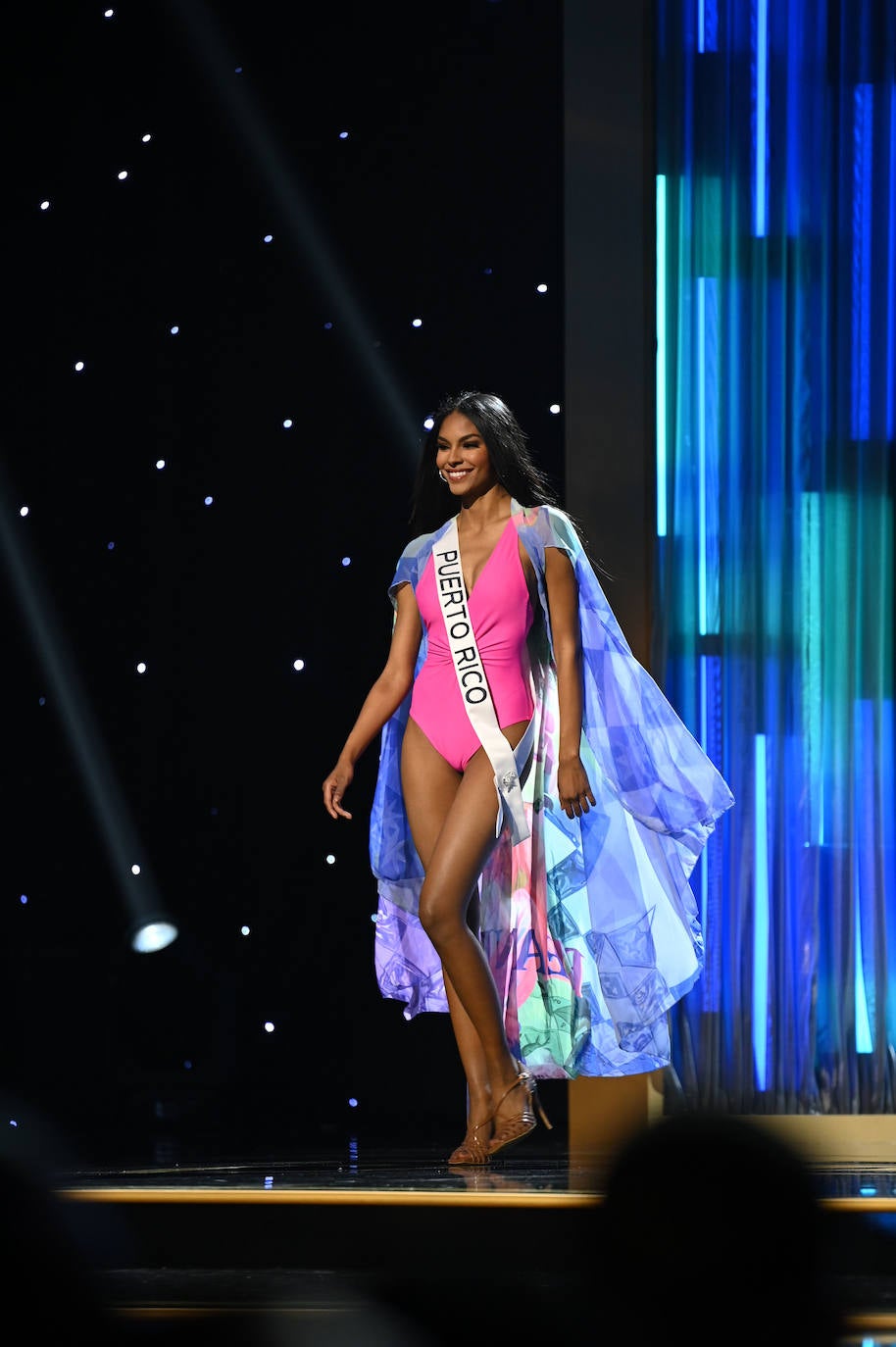 La estadounidense R'Bonney Gabriel se ha coronado durante la madrugada del sábado como la mujer más bella del mundo, flanqueada por la venezolana Amanda Dudamel y Andreína Martínez, de República Dominicana, que fueron la primera y segunda semifinalista, respectivamente, en el certamen de Miss Universo celebrado en Nueva Orleans. Texas R'Bonney Gabriel tiene 28 años y es diseñadora de moda sostenible. España estuvo representada por Alicia Faubel, que formó parte del grupo preliminar de dieciséis semifinalistas, entre las que también estuvieron las candidatas de Portugal, Laos, Japón, Colombia, Sudáfrica, Puerto Rico, Curazao, Haití, Australia, Canadá, Trinidad y Tobago, Curazao o India.