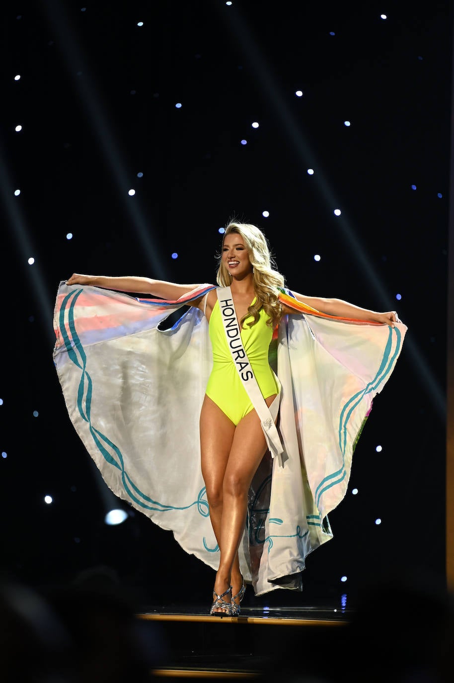 La estadounidense R'Bonney Gabriel se ha coronado durante la madrugada del sábado como la mujer más bella del mundo, flanqueada por la venezolana Amanda Dudamel y Andreína Martínez, de República Dominicana, que fueron la primera y segunda semifinalista, respectivamente, en el certamen de Miss Universo celebrado en Nueva Orleans. Texas R'Bonney Gabriel tiene 28 años y es diseñadora de moda sostenible. España estuvo representada por Alicia Faubel, que formó parte del grupo preliminar de dieciséis semifinalistas, entre las que también estuvieron las candidatas de Portugal, Laos, Japón, Colombia, Sudáfrica, Puerto Rico, Curazao, Haití, Australia, Canadá, Trinidad y Tobago, Curazao o India.