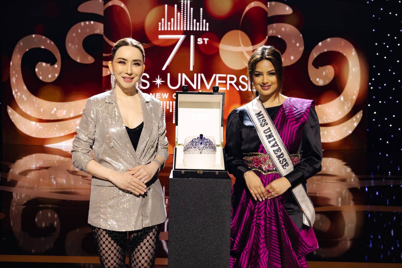 La estadounidense R'Bonney Gabriel se ha coronado durante la madrugada del sábado como la mujer más bella del mundo, flanqueada por la venezolana Amanda Dudamel y Andreína Martínez, de República Dominicana, que fueron la primera y segunda semifinalista, respectivamente, en el certamen de Miss Universo celebrado en Nueva Orleans. Texas R'Bonney Gabriel tiene 28 años y es diseñadora de moda sostenible. España estuvo representada por Alicia Faubel, que formó parte del grupo preliminar de dieciséis semifinalistas, entre las que también estuvieron las candidatas de Portugal, Laos, Japón, Colombia, Sudáfrica, Puerto Rico, Curazao, Haití, Australia, Canadá, Trinidad y Tobago, Curazao o India.