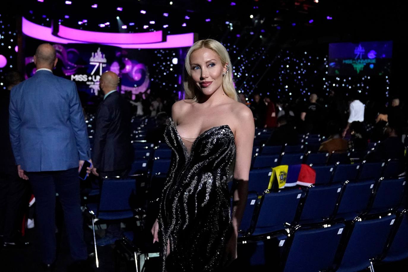 La estadounidense R'Bonney Gabriel se ha coronado durante la madrugada del sábado como la mujer más bella del mundo, flanqueada por la venezolana Amanda Dudamel y Andreína Martínez, de República Dominicana, que fueron la primera y segunda semifinalista, respectivamente, en el certamen de Miss Universo celebrado en Nueva Orleans. Texas R'Bonney Gabriel tiene 28 años y es diseñadora de moda sostenible. España estuvo representada por Alicia Faubel, que formó parte del grupo preliminar de dieciséis semifinalistas, entre las que también estuvieron las candidatas de Portugal, Laos, Japón, Colombia, Sudáfrica, Puerto Rico, Curazao, Haití, Australia, Canadá, Trinidad y Tobago, Curazao o India.