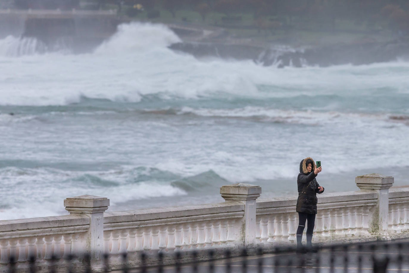 Una mujer aprovecha para hacerse una selfi en El Sardinero. 