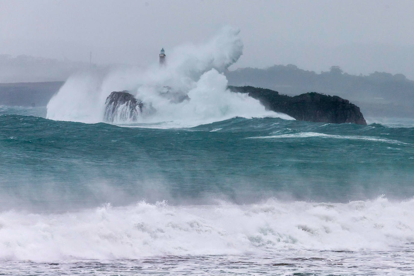 Las olas rompen en la isla de Mouro, imagen habitual cuando hay temporal en Santander