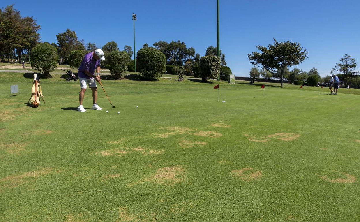 Un jugador, en el campo de golf de Mataleñas. 