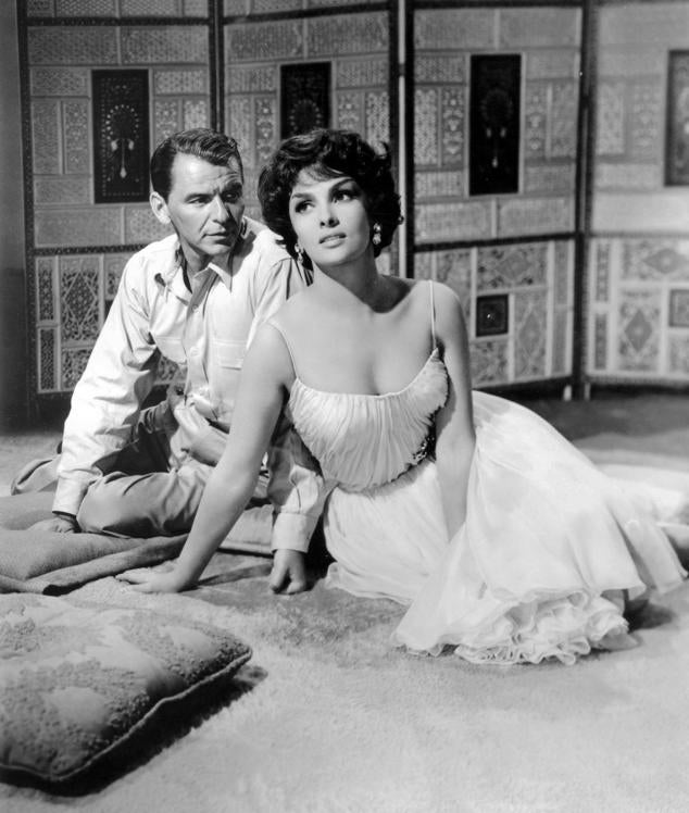 Frank Sinatra con la actriz Gina Lollobrigida en una escena de la película 'Cuando hierve la sangre'.