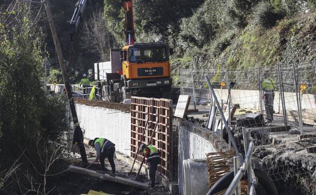 Un grupo de operarios trabaja en la construcción de uno de los muros.