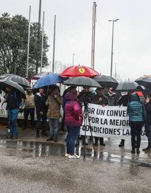 Imagen secundaria 2 - Un grupo de trabajadores de Aspla protesta por el bloqueo del convenio