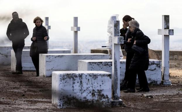 La reina Sofía, la semana pasada, en el cementerio de Tatoi, donde este lunes será enterrado Constantino. 