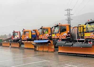 Imagen secundaria 1 - 1. Máquinas quitanieves preparadas para limpiar las carreteras de Cantabria. | 2. Imagen de archivo de un Guardia Civil dirigiendo el tráfico en un punto de la región tras un accidente provocado por la nieve.