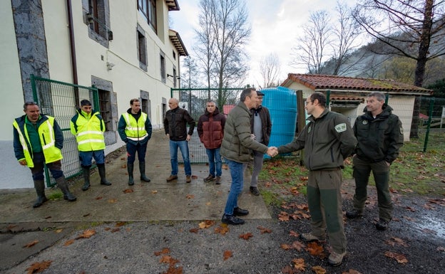 Imagen principal - El consejero saludó a los trabajadores del centro y se interesó por la crucial labor que realizan para repoblar los ríos 