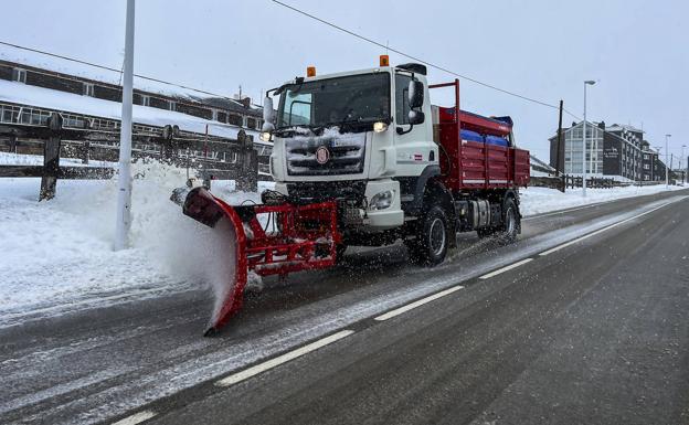 Galería. Uma máquina quitanieves esta mañana en la carretera de acceso a la Estación de Alto Campoo.