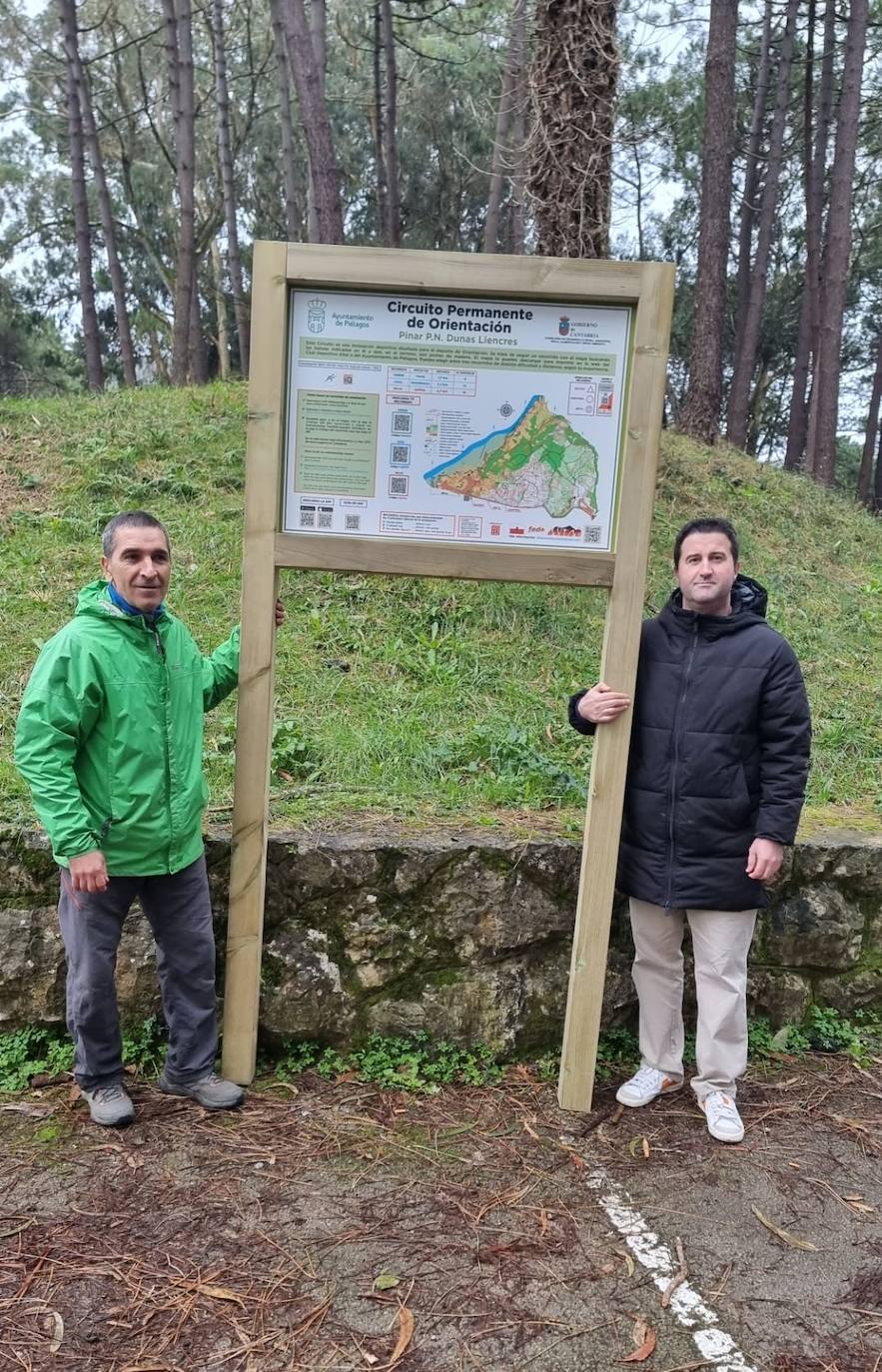 El concejal de Deportes, Luis Sañudo, a la derecha, posa junto a uno de los paneles informativos sobre los tres nuevos circuitos. 