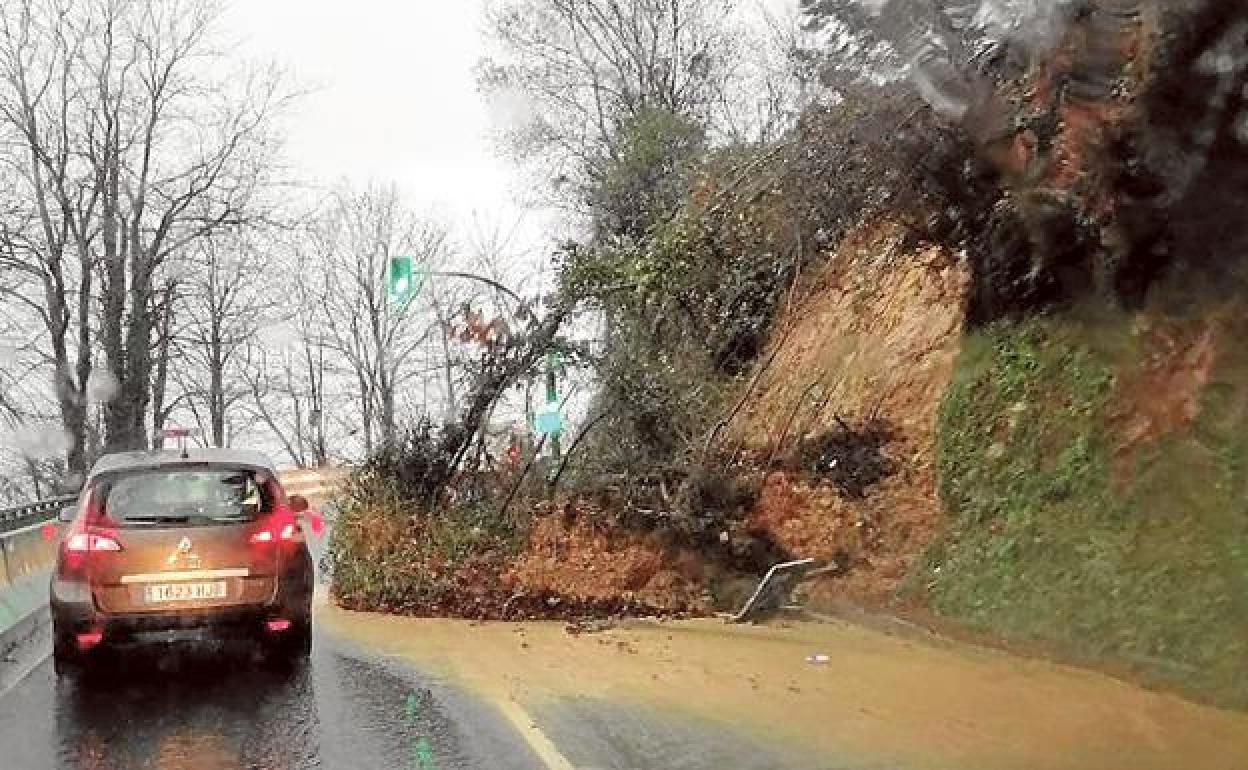 Desprendimiento en Mundaka, en la carretera entre Bermeo y Gernika. 