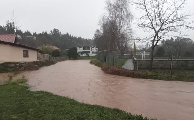 Imagen principal - El temporal deja inundaciones y cortes en los accesos a los pueblos de Alfoz de Lloredo