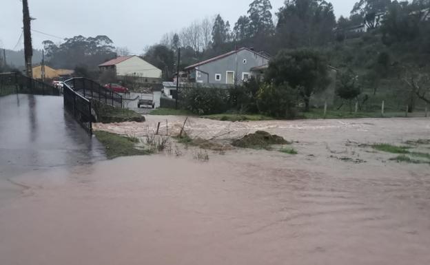 Imagen principal - El temporal deja inundaciones y cortes en los accesos a los pueblos de Alfoz de Lloredo