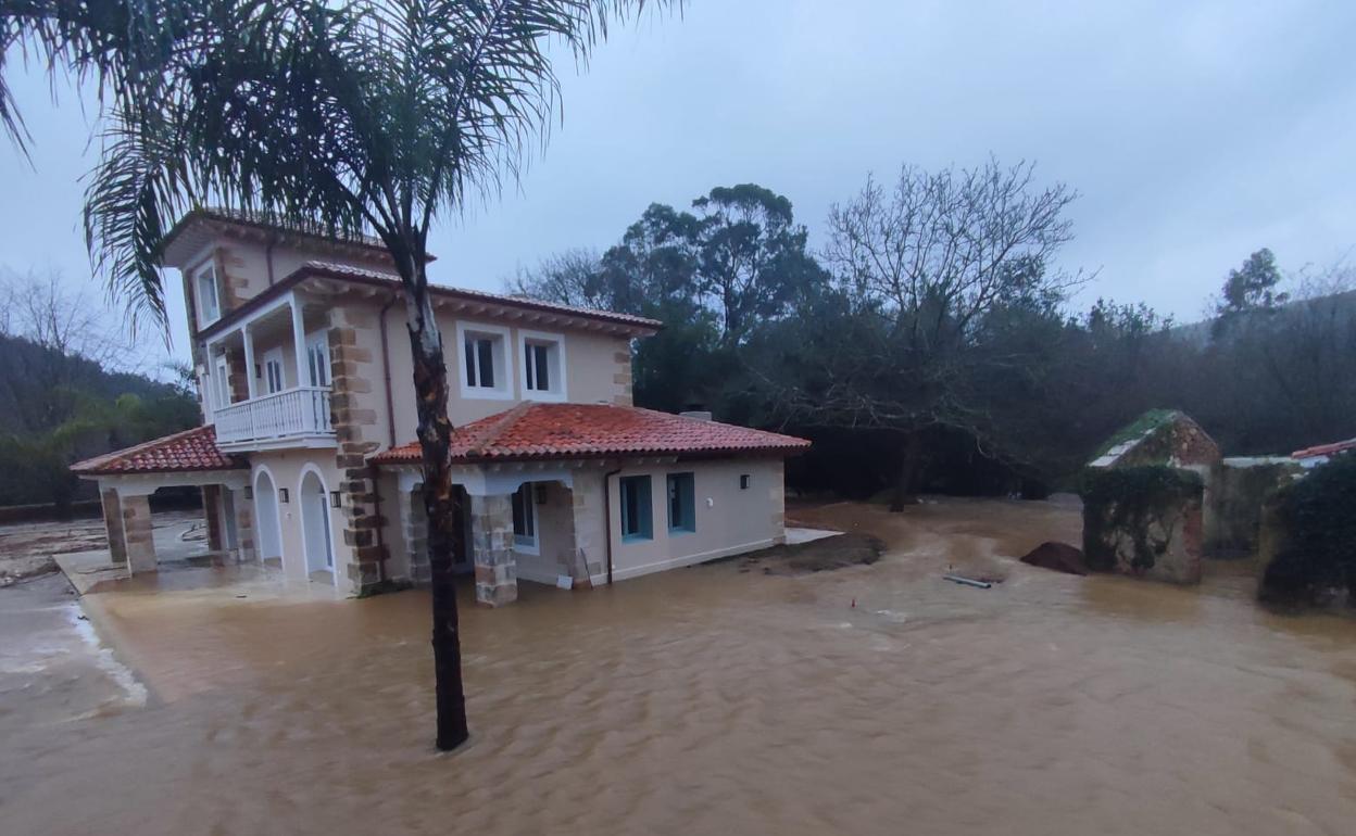 El temporal deja inundaciones y cortes en los accesos a los pueblos de Alfoz de Lloredo