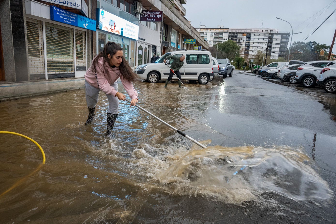 Las aguas mantienen a Laredo contra las cuerdas con barrios inundados y las clases suspendidas para evitar males mayores