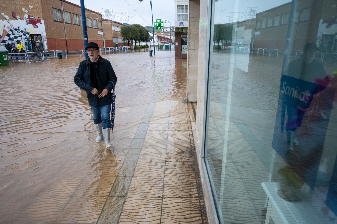 Las aguas mantienen a Laredo contra las cuerdas con barrios inundados y las clases suspendidas para evitar males mayores