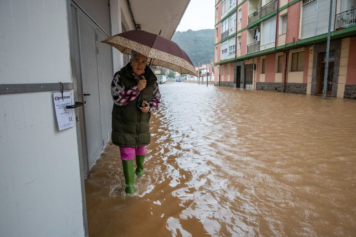 Las aguas mantienen a Laredo contra las cuerdas con barrios inundados y las clases suspendidas para evitar males mayores