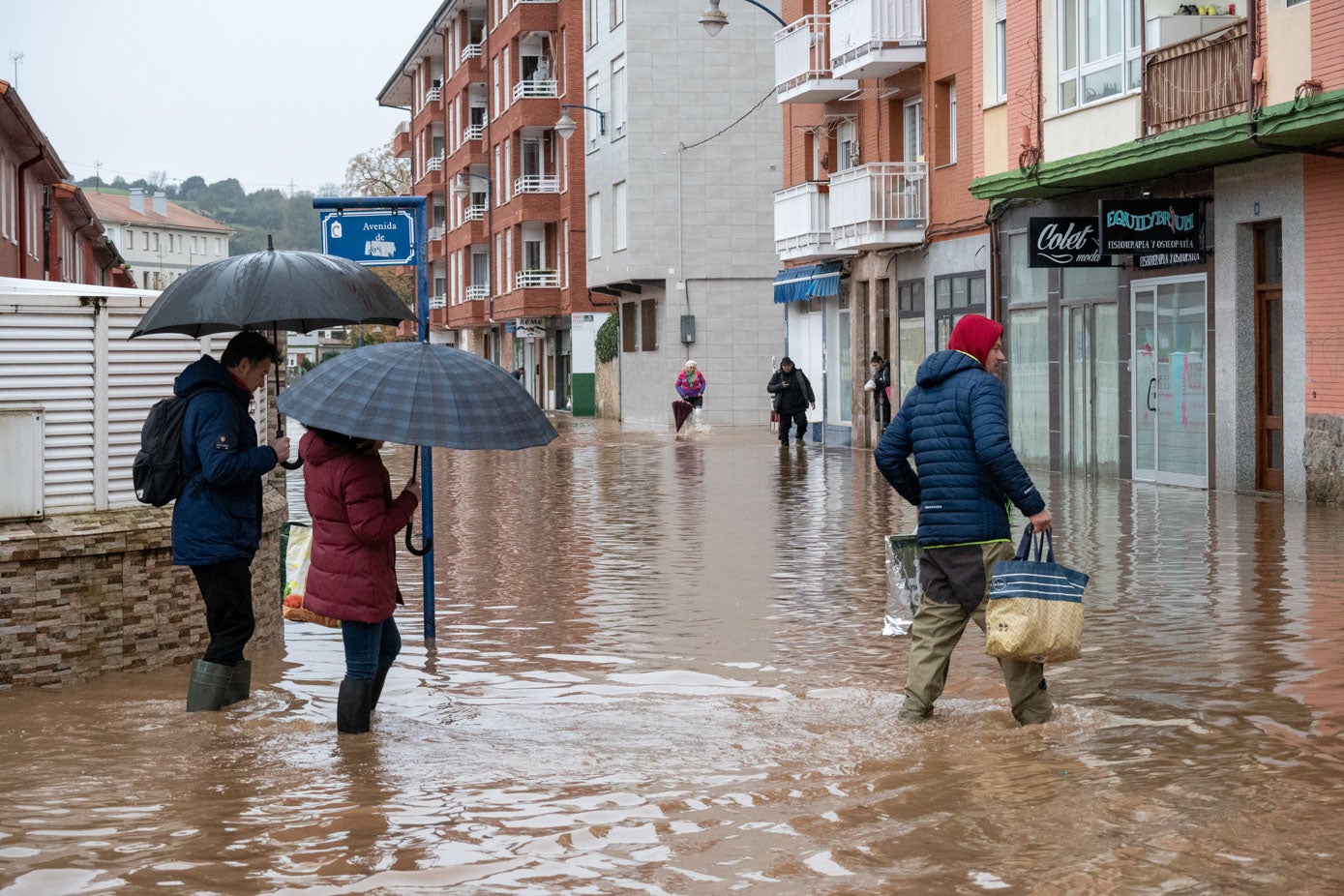 Las aguas mantienen a Laredo contra las cuerdas con barrios inundados y las clases suspendidas para evitar males mayores