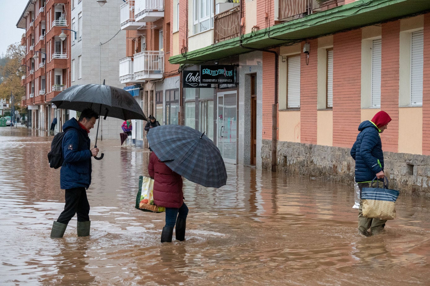 Las aguas mantienen a Laredo contra las cuerdas con barrios inundados y las clases suspendidas para evitar males mayores