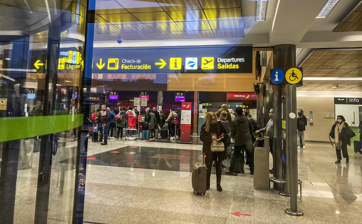 Pasajeros afectados por la cancelación de un vuelo a Madrid en el Seve Ballesteros.