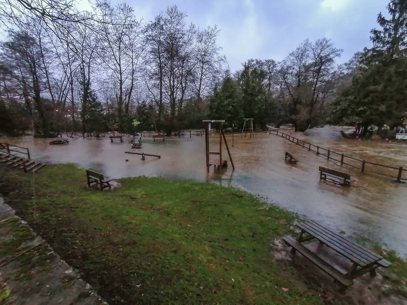 El río Aguanaz, desbordado en Entrambasaguas.