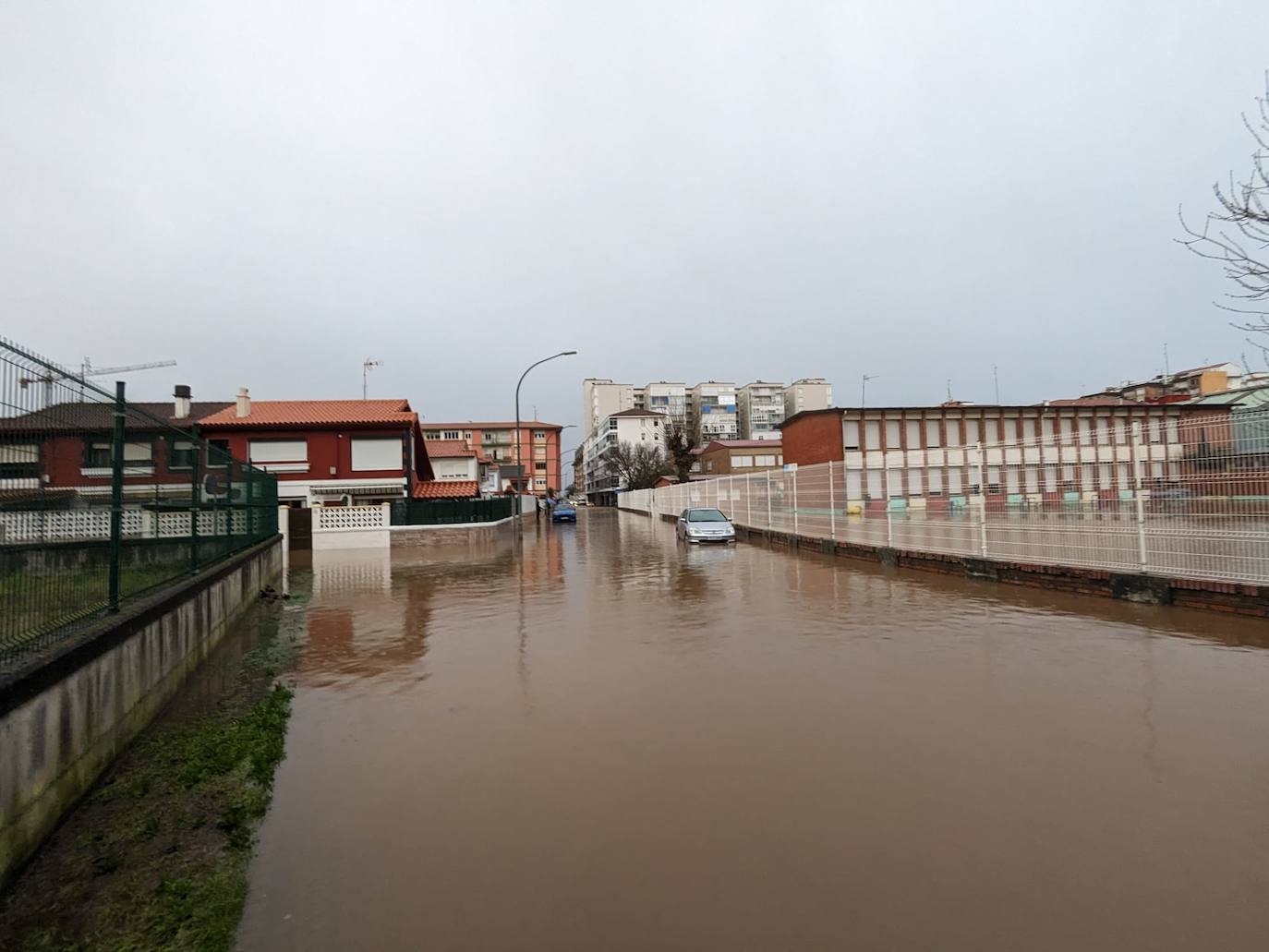 Inundación en la calle del colegio Villa del Mar.