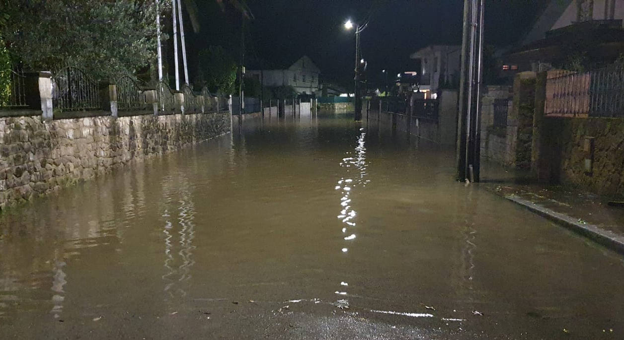 Desde esta madrugada las calles de Liendo están completamente inundadas.