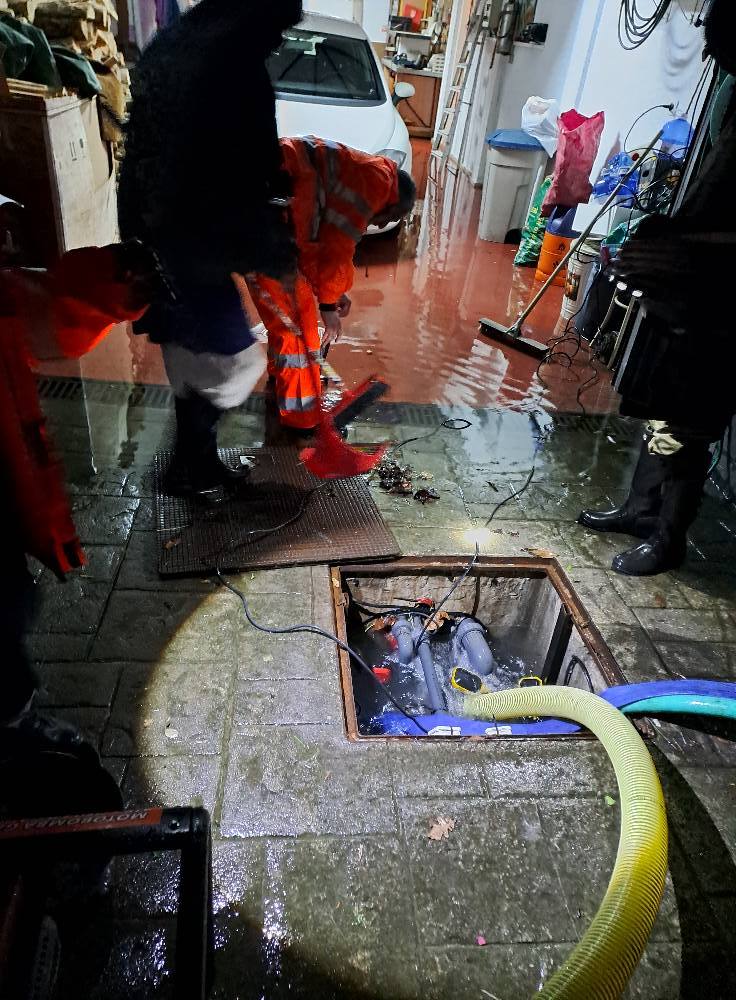 Operarios de protección civil achicando agua en garajes de Castro Urdiales.