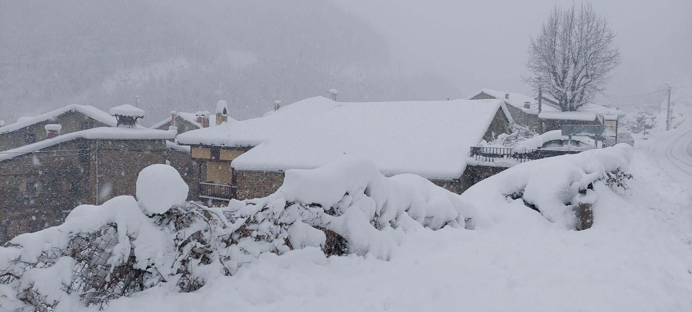 La nieve cubre los tejados de Espinama.