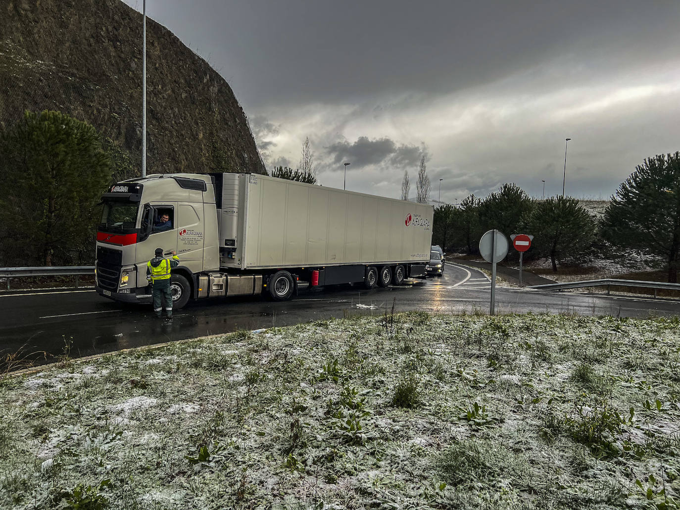 La nieve ya cubre parte del paisaje en Arenas de Iguña.