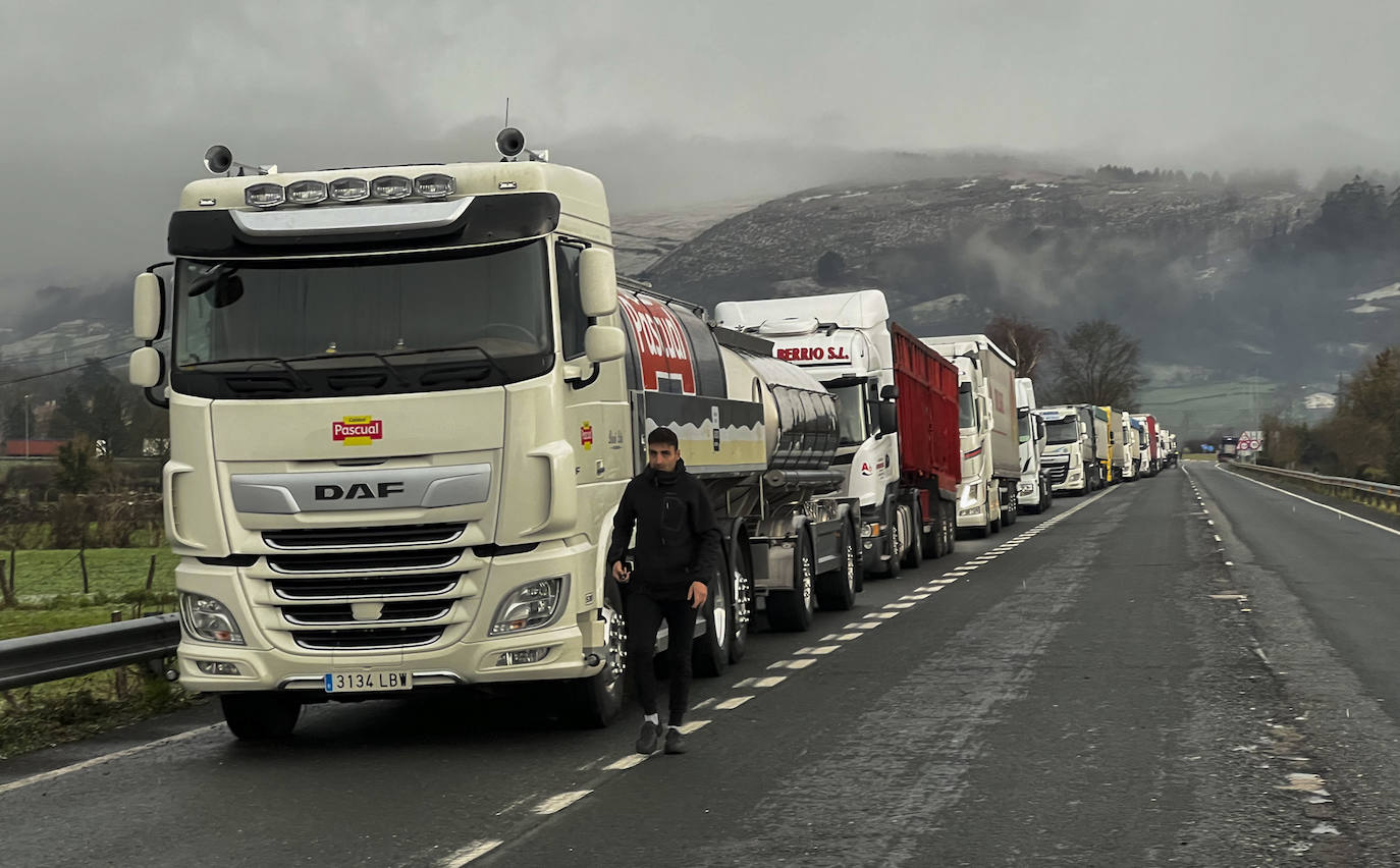 Filas de camiones aguardan en Arenas de Iguña la mejora de las condiciones de la autovía para poder retomar sus desplazamientos.