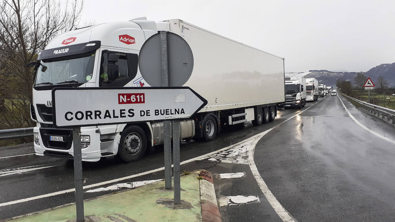 Tras permanecer varias horas embolsados, los camiones retoman la marcha desde Arenas de Iguña hacia sus destinos.