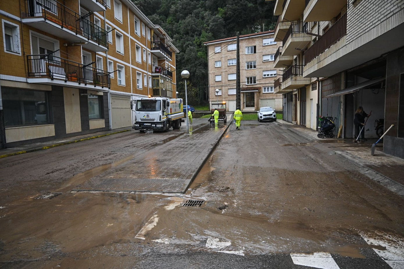 Los operarios del servicio de limpieza de Laredo trabajan para eliminar el rastro de las inundaciones en las calles del municipio.