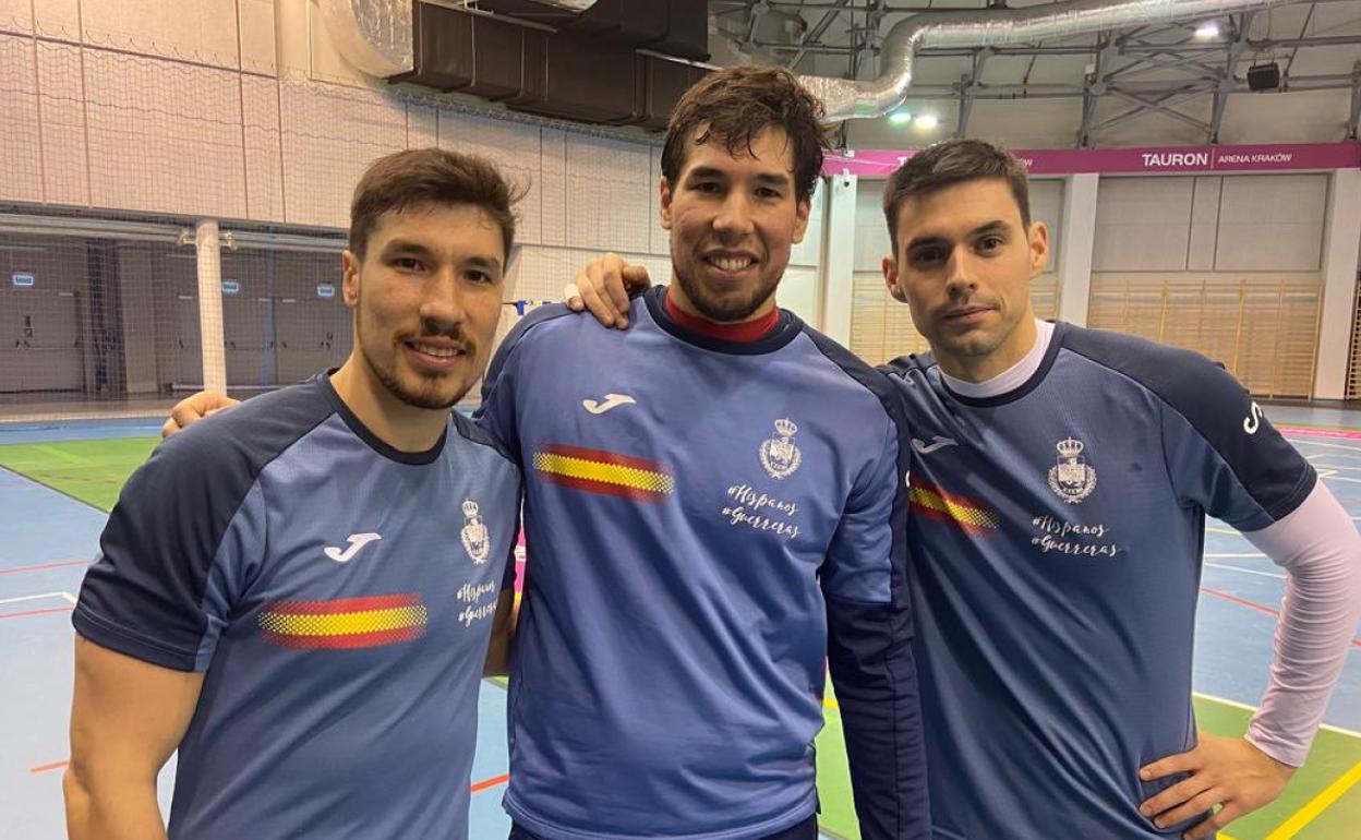 Los hermanos Álex y Dani Dujshebaev, junto a Ángel Fernández, posan tras una sesión de entrenamiento en Cracovia. 