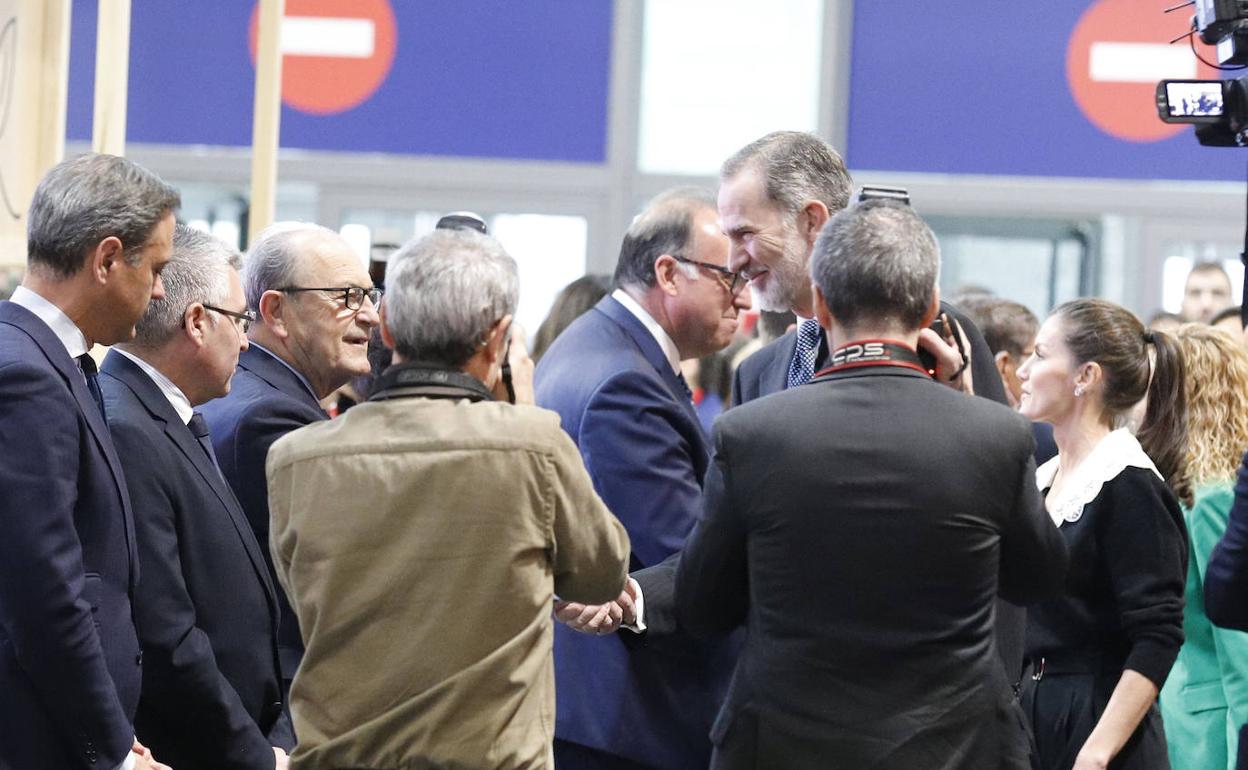 Los Reyes saludan a Marcano en la jornada inaugural de Fitur